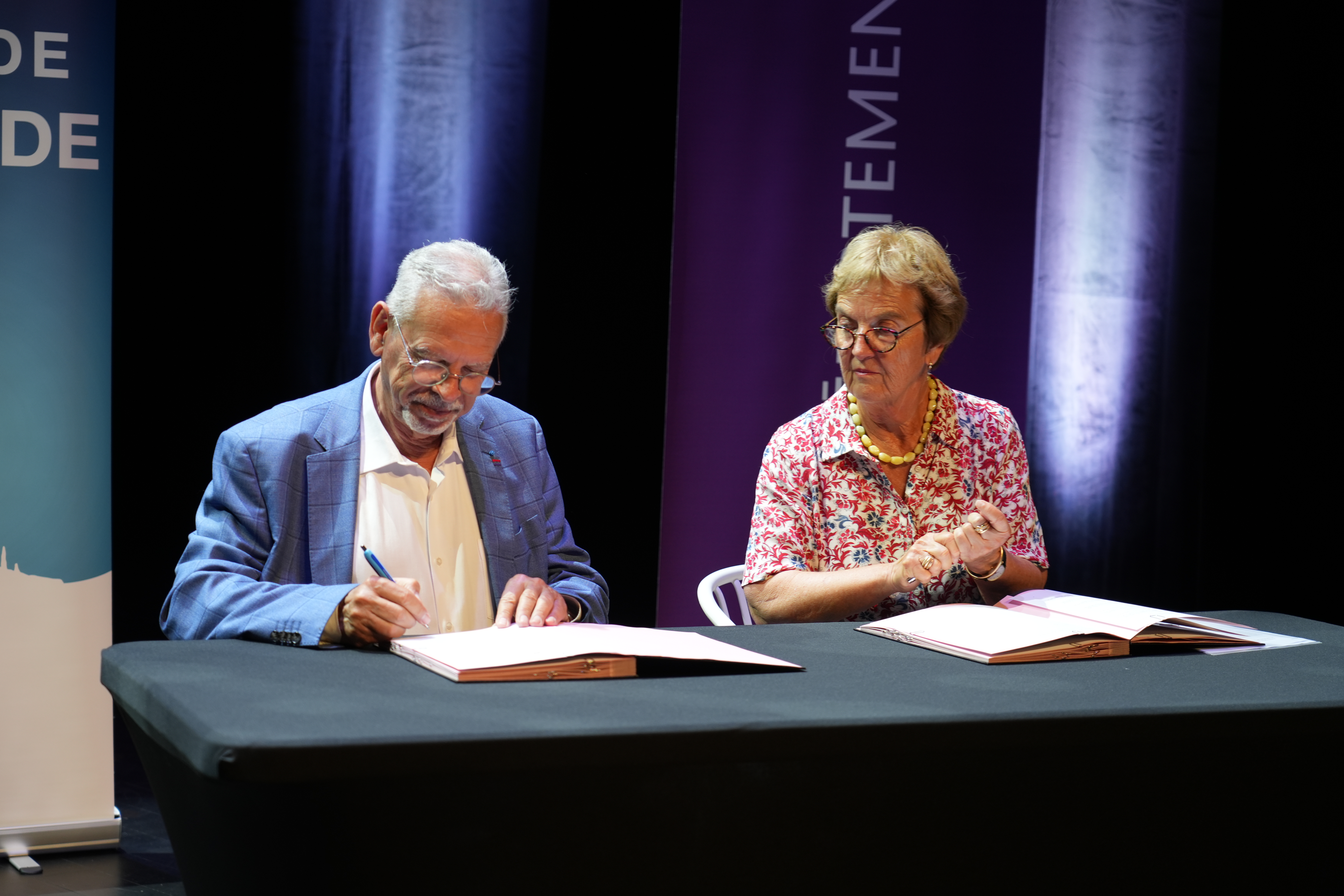L'Escale, signature convention &copy;Conrad Eberaherd.JPG (6.40 MB)