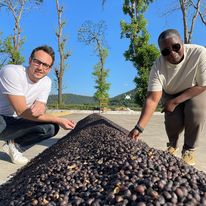 3. Boris Touaty, ici &agrave; Salvador, pour s&eacute;lectionner les meilleurs caf&eacute;s (photo Facebook Caf&eacute;s Maurice) .jpg (14 KB)
