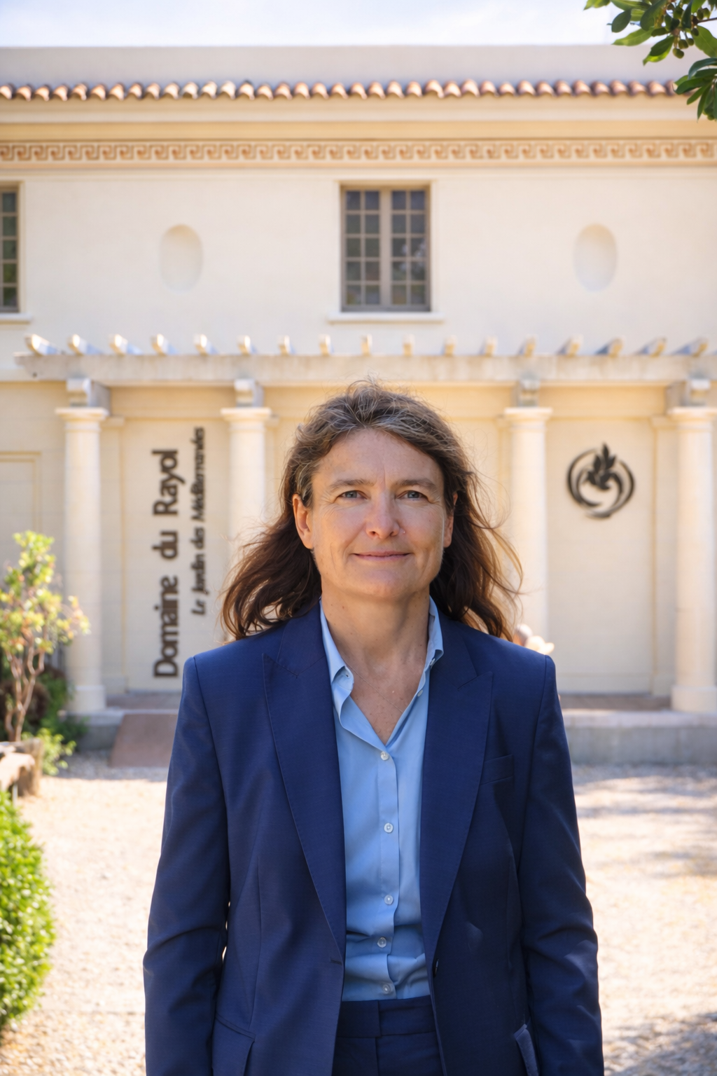 Femme élégante au Domaine du Rayol.png (1.84 MB)