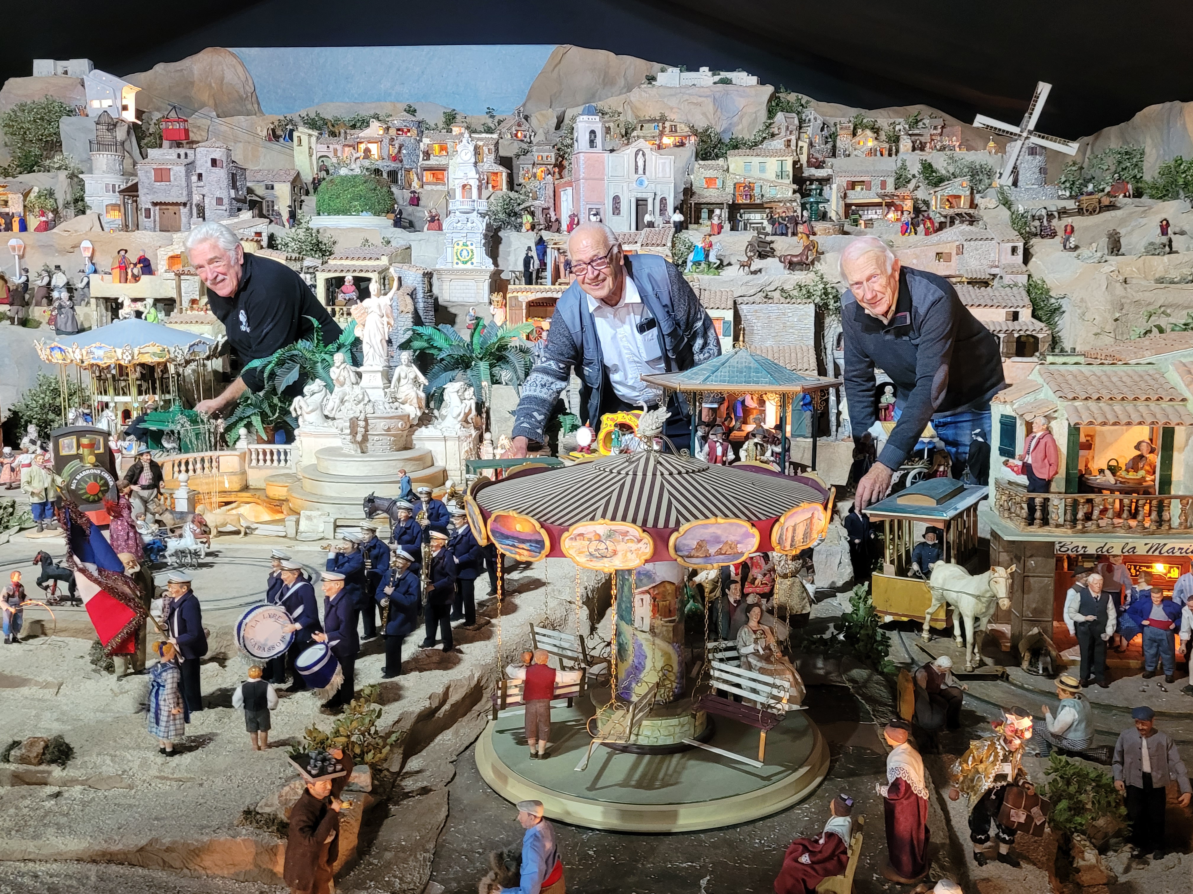 G&eacute;rard Abb&egrave;s (au centre) entrour&eacute; de deux b&eacute;n&eacute;voles.jpg (3.63 MB)