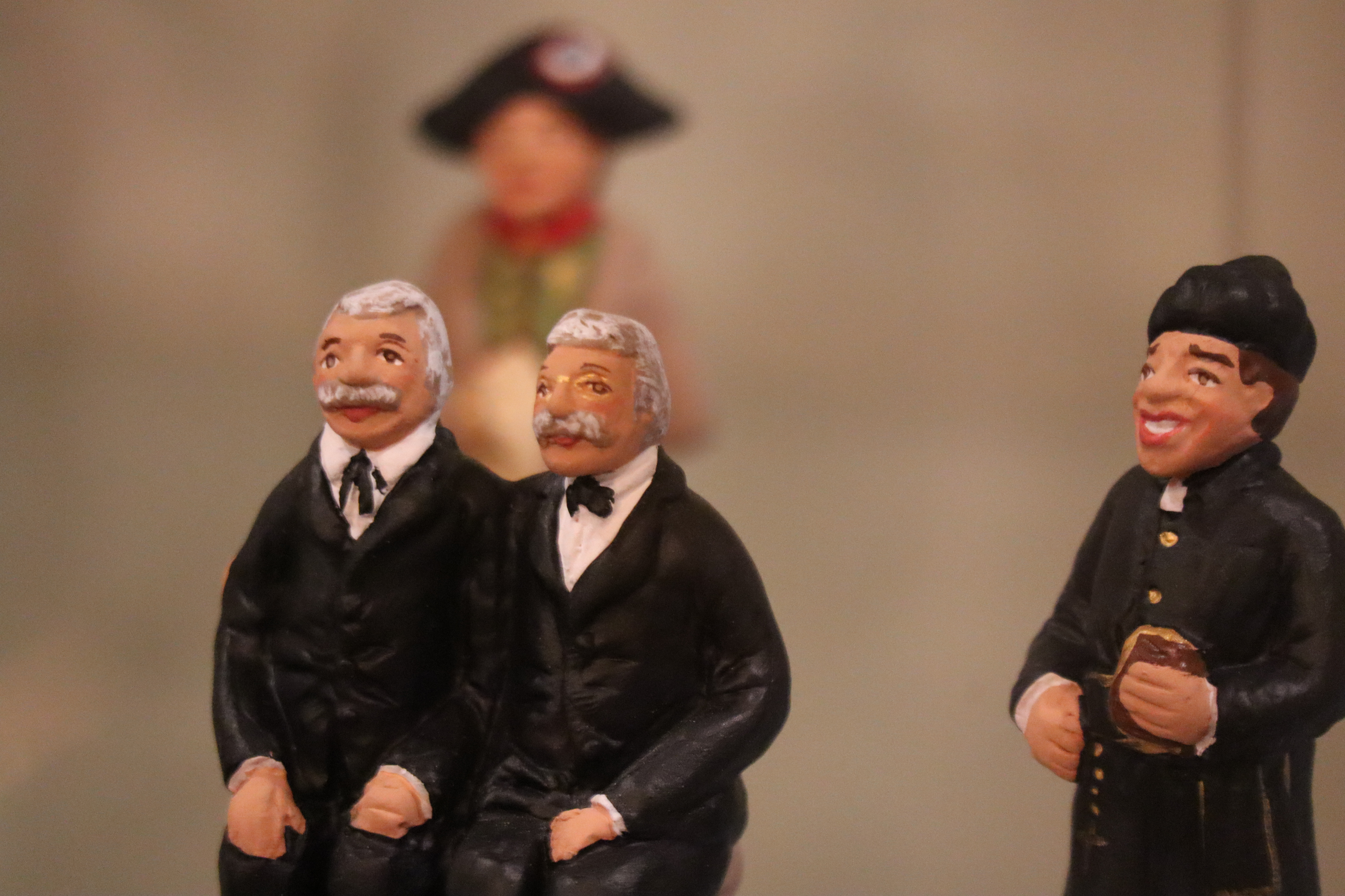 Les fr&egrave;res Lumi&egrave;re, Don Camillo et Napol&eacute;on en arri&egrave;re plan.JPG (4.50 MB)