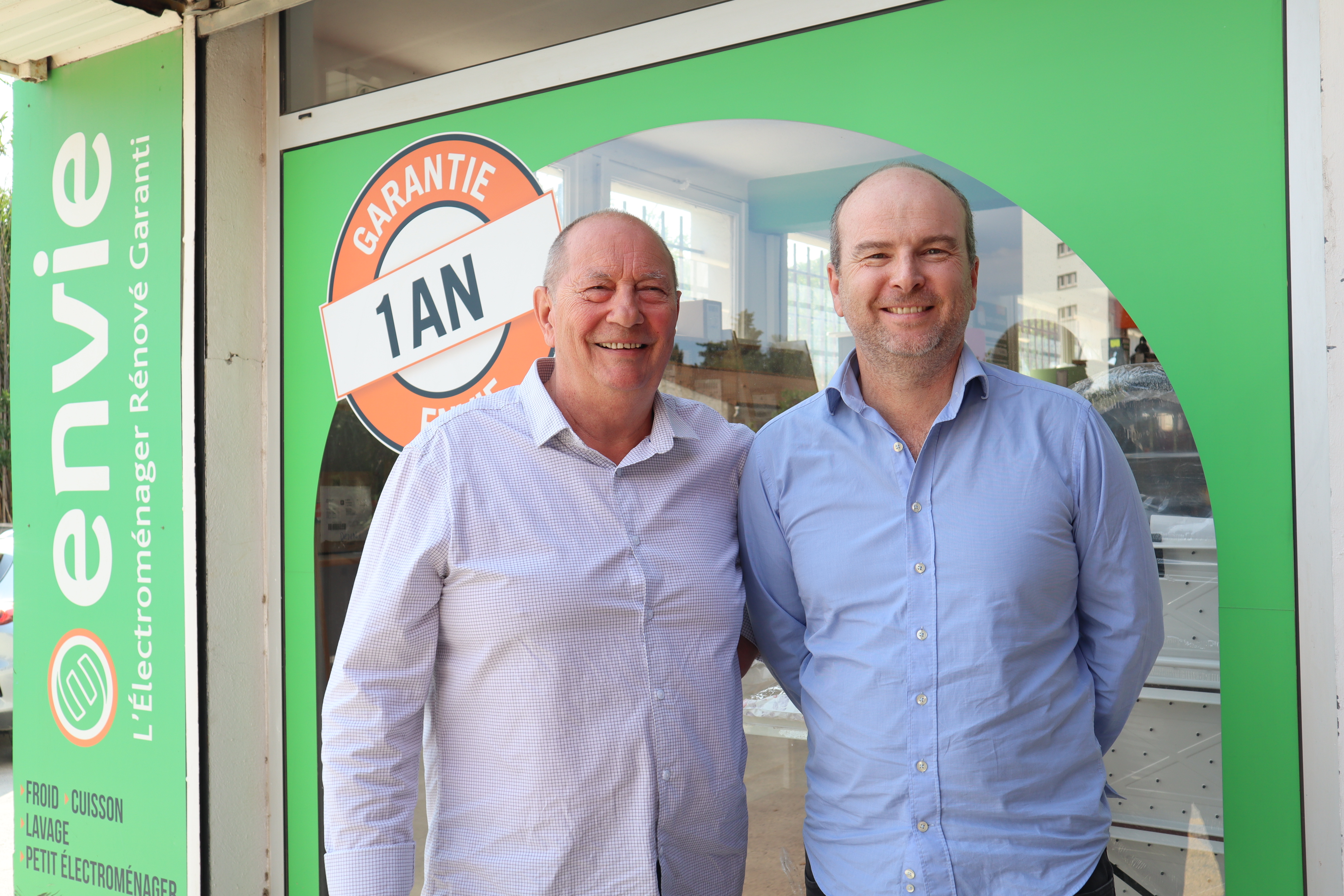 Photo 1. Le pr&eacute;sident d_Envie Var, Claude Grassullo, et le directeur, Xavier Receveur, devant le magasin de La Seyne-sur-Mer.JPG (4.32 MB)