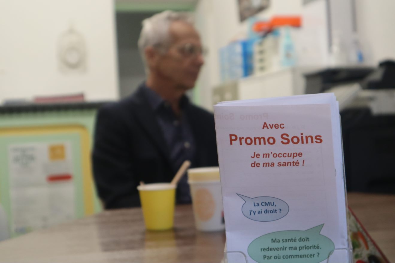 Photo 1. Promo Soins Brignoles agit pour reconnecter les plus pr&eacute;caires &agrave; leur droit aux soins (ici au deuxi&egrave;me plan le pr&eacute;sident de l_association, Pierre de Riberolles).jpg (67 KB)
