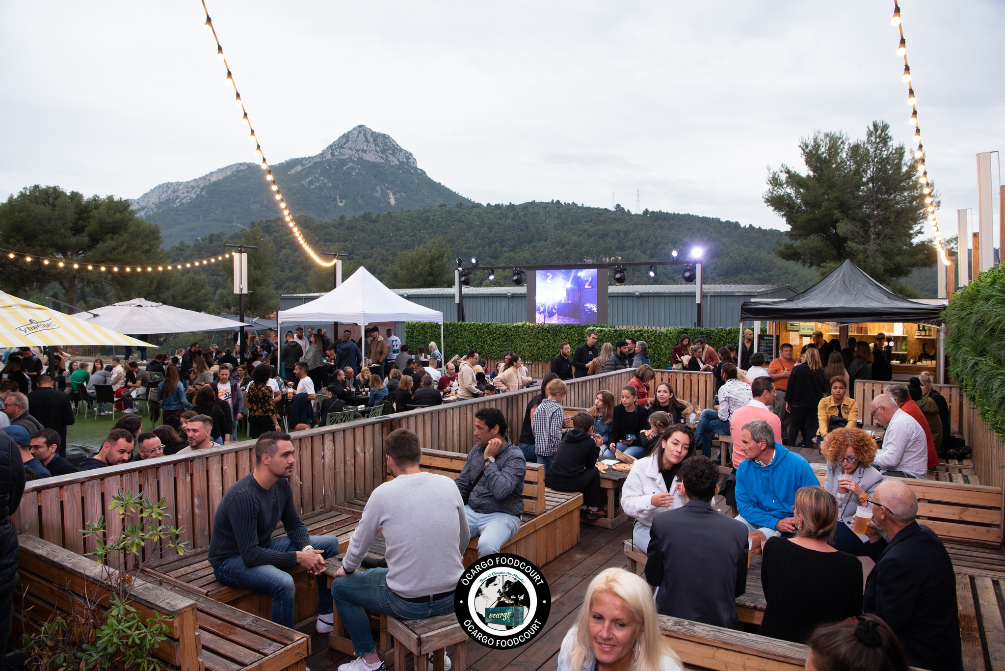 Une immense terrasse vient compl&eacute;ter la grande salle int&eacute;rieure du &Ocirc; Cargo Food Court La Garde (photo DR &Ocirc; Cargo).jpg (729 KB)