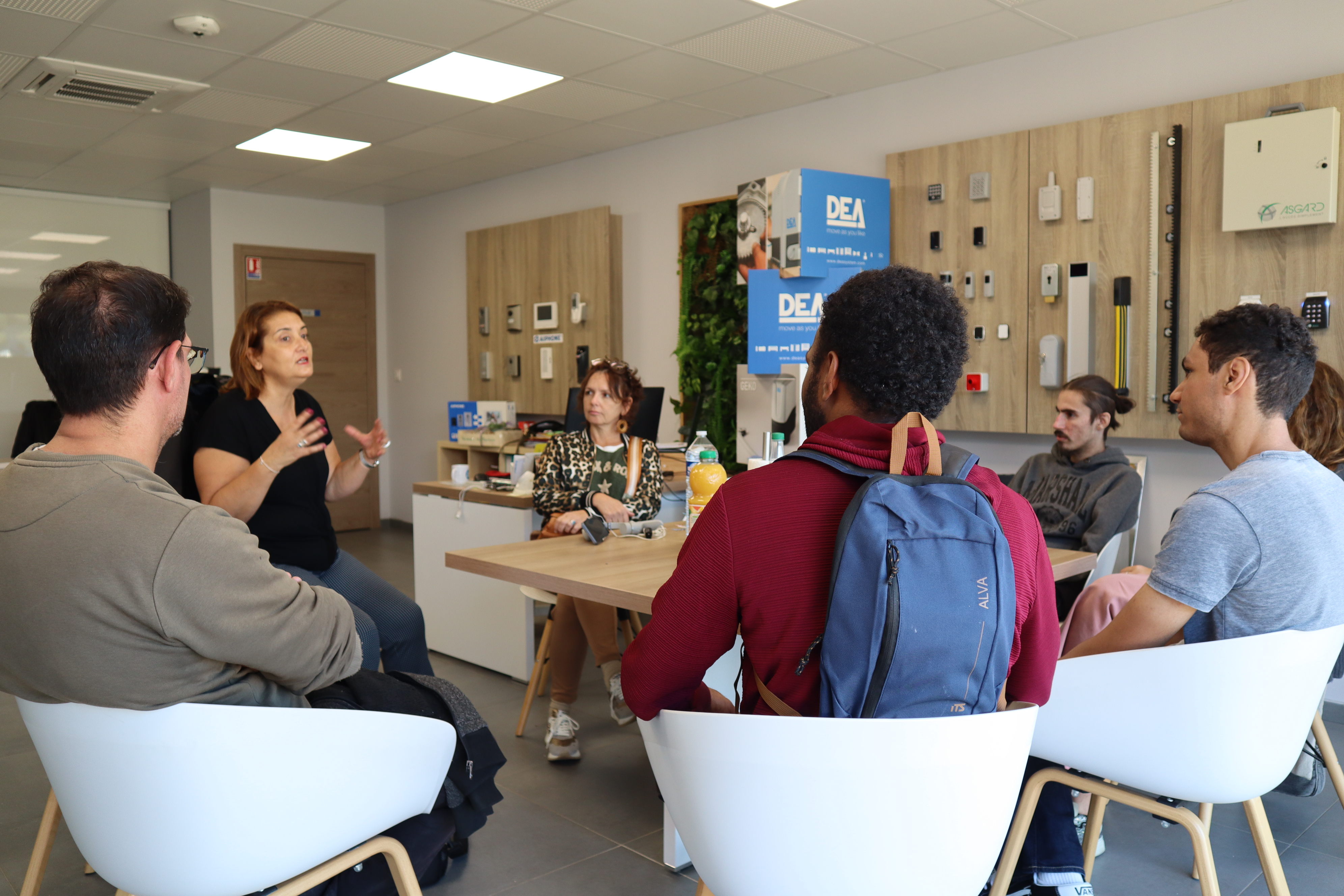 Val&eacute;rie Marrone avec La Maison de l_emploi PM et des jeunes qu_elle accompagne 9.JPG (3.79 MB)