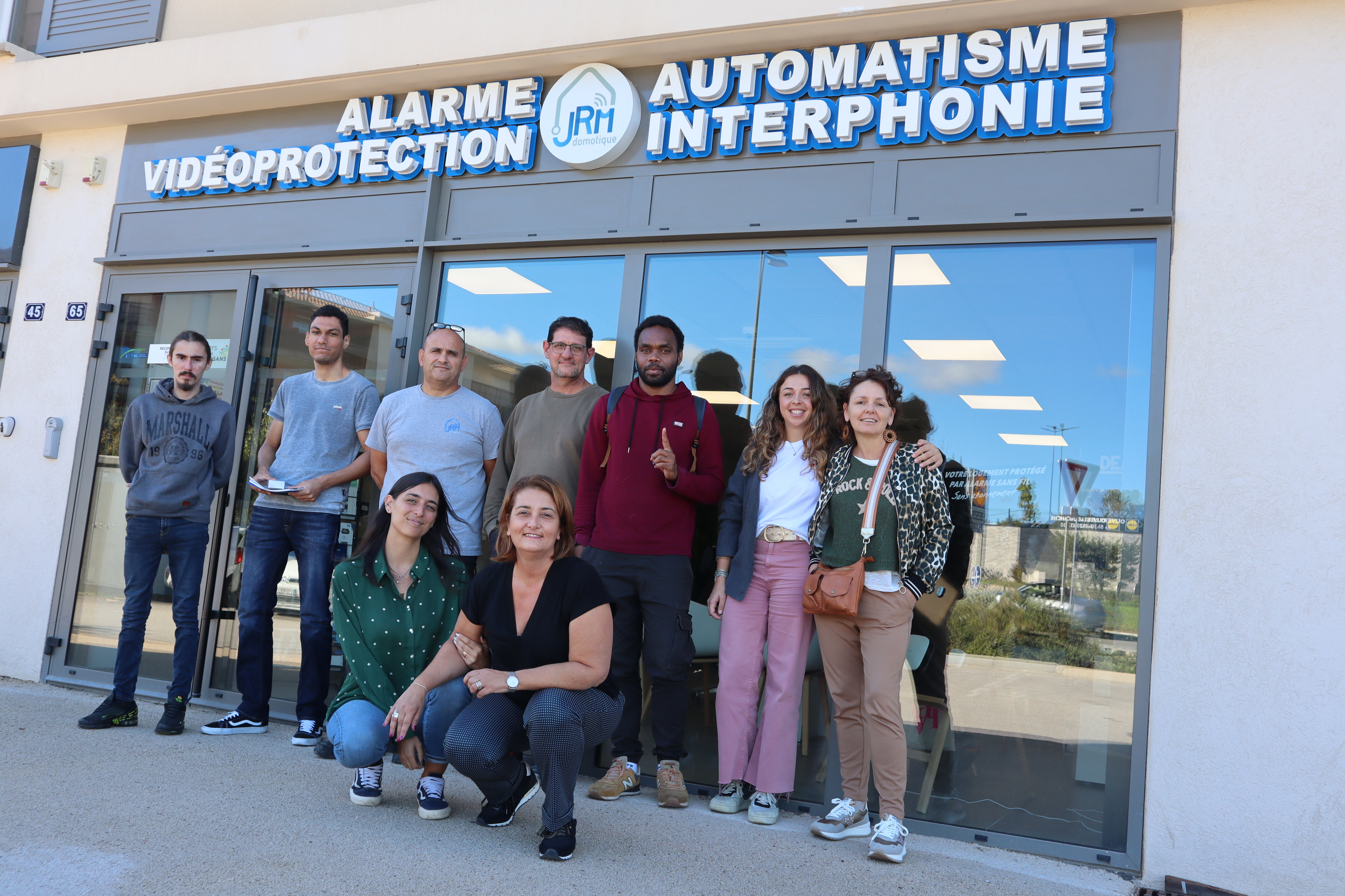 Val&eacute;rie Marrone avec une partie de ses &eacute;quipes et celles de La Maison de l_emploi PM et des jeunes qu_elle accompagne 2.JPG (5.00 MB)