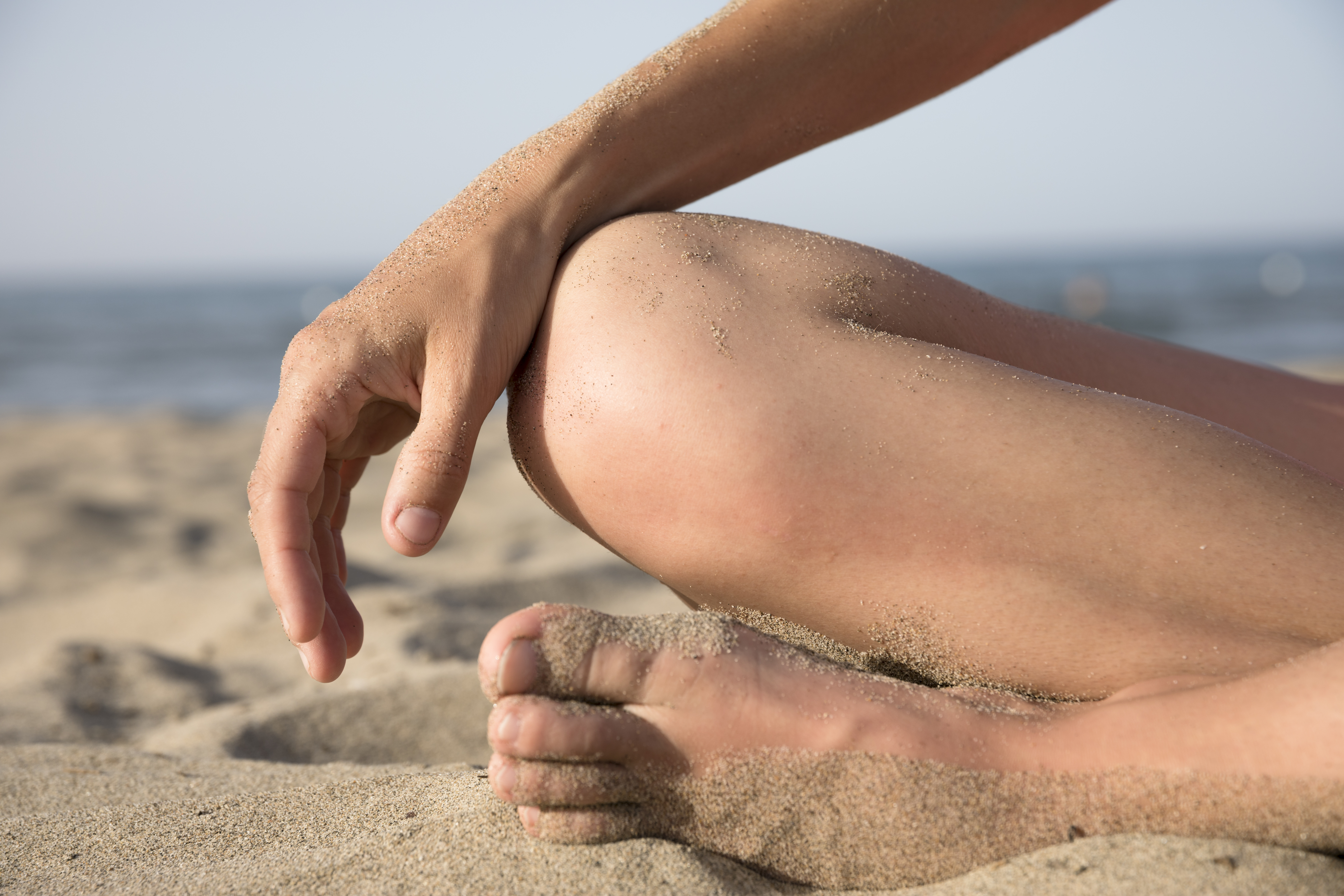 gros-plan-pieds-couvert-sable-plage.jpg (9.84 MB)