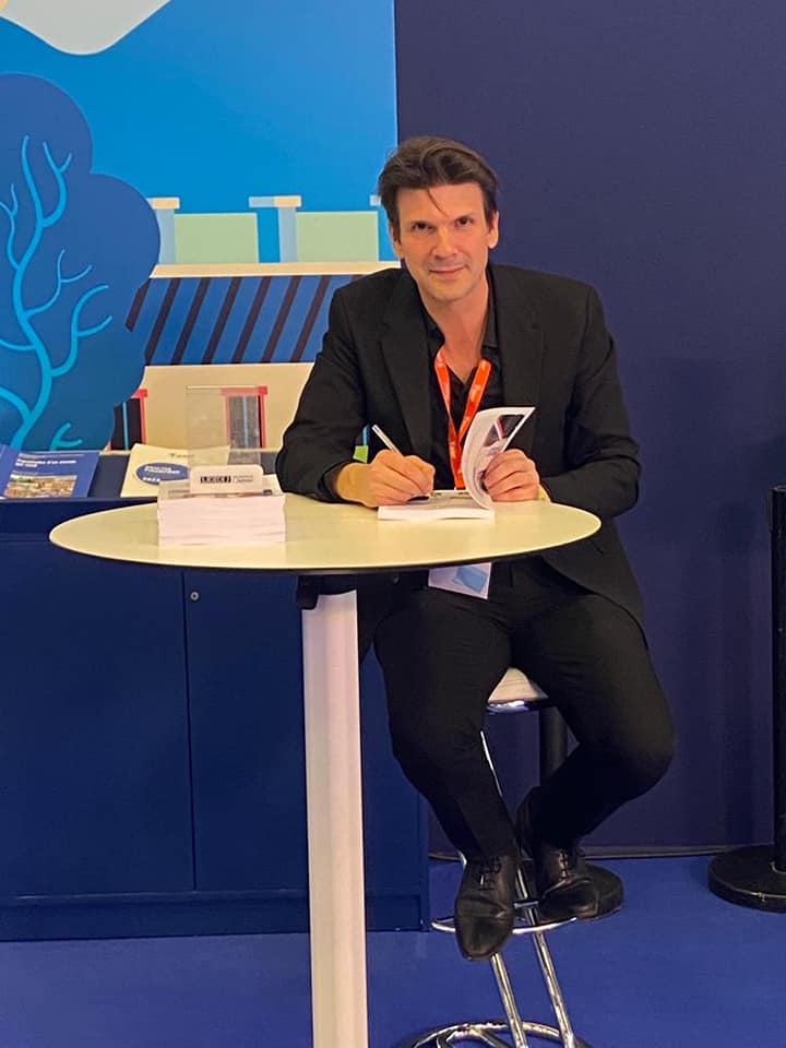 vi 05_page 11_vincent di serio_photo 01.jpg - salon des maires de france 1.jpg (47 KB)